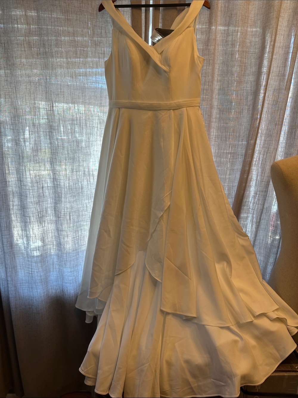 Elegant White Women's Wedding Dress with V-Neck and Layered Skirt